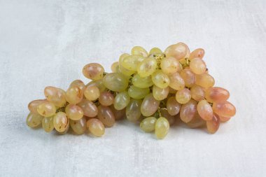 Taş zeminde taze yeşil üzümler. Yüksek kalite fotoğraf