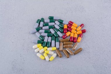 Mermer yüzeyde çeşitli tıbbi kapsüller. Yüksek kalite fotoğraf