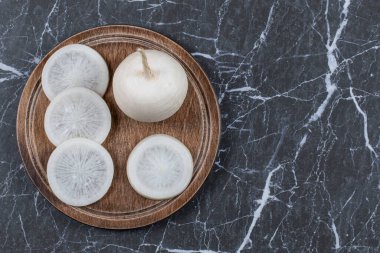 Tahtada tam ve dilimlenmiş beyaz turp. Yüksek kalite fotoğraf