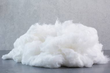 Mermer arka planda pamuk demeti. Yüksek kalite fotoğraf