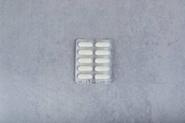 Gri arka planda beyaz haplı bir kabarcık. Yüksek kalite fotoğraf