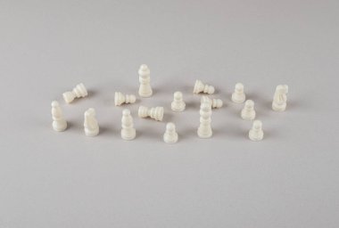 Beyaz satranç taşları mermer zeminde sergileniyor. Yüksek kalite fotoğraf