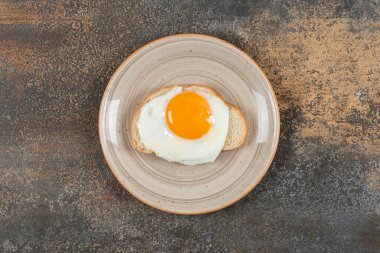 Seramik tabakta yumurtalı tost ekmeği. Yüksek kalite fotoğraf