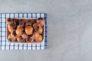 Masa örtüsünde olgun hurma olan beyaz bir tahta. Yüksek kalite fotoğraf