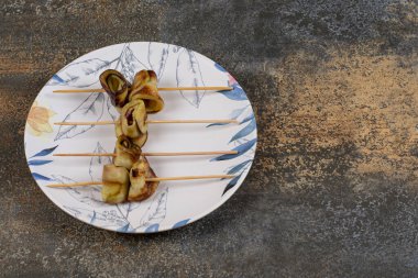 Renkli tabakta çubuklardaki lezzetli patlıcanlar. Yüksek kalite fotoğraf