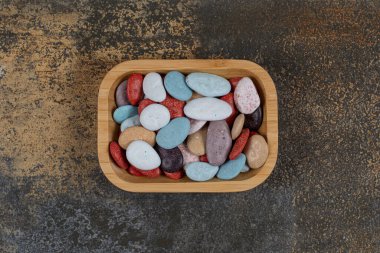 Oval şekilli taş şekerler ahşap tabakta. Yüksek kalite fotoğraf