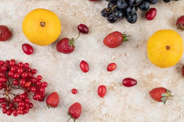 Üzüm, kalça, frenk üzümü, çilek ve mandalina dilimleri. Yüksek kalite fotoğraf