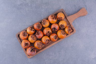 Gri arka planda ahşap bir tabakta sütunlar. Yüksek kalite fotoğraf