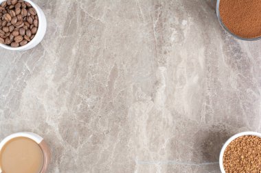 Kahve fincanları, kahve çekirdekleri ve mermer yüzeyde öğütülmüş kahve. Yüksek kalite fotoğraf