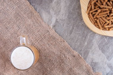 Mermer yüzeyinde bira olan kraker tabağı. Yüksek kalite fotoğraf