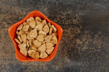 Turuncu kasede kalp şeklinde tuzlu krakerler. Yüksek kalite fotoğraf