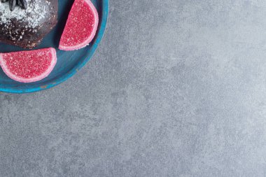 Arka planda jöleli tatlı ve ev yapımı lezzetli kek manzarası.