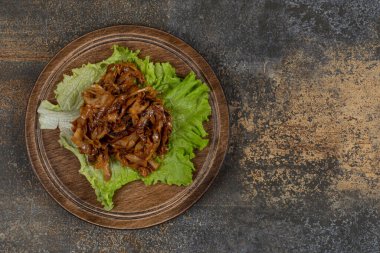 Tahtada marullu kızarmış soğan. Yüksek kalite fotoğraf