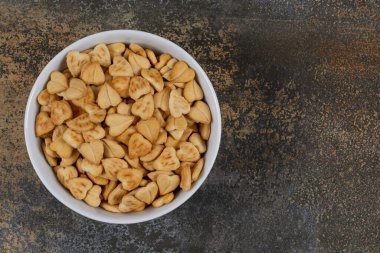 Kalp şeklinde tuzlu krakerler beyaz kasede. Yüksek kalite fotoğraf