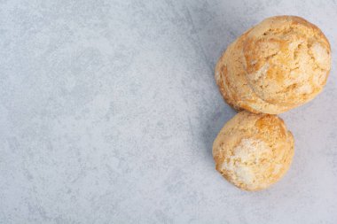 Gri arka planda bir yığın tatlı kurabiye. Yüksek kalite fotoğraf