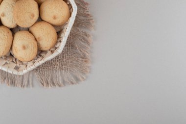 Beyaz sepetteki kurabiyeler mermer arka planda bir kumaş parçasında. Yüksek kalite fotoğraf