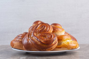 Masa örtüsü ve mermer arka planda bir sepet tatlı çörek. Yüksek kalite fotoğraf