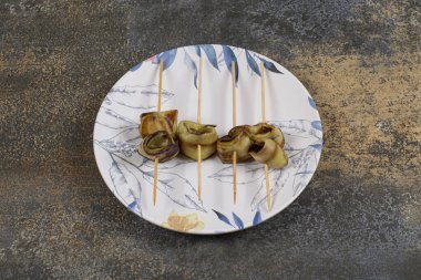 Renkli tabakta çubuklardaki lezzetli patlıcanlar. Yüksek kalite fotoğraf