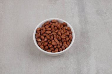 Beyaz kasede bir yığın taze fıstık. Yüksek kalite fotoğraf