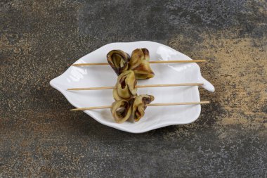 Yaprak şeklinde tabakta kızarmış patlıcan. Yüksek kalite fotoğraf