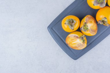 Karanlık tahtada bir sürü lezzetli hurma var. Yüksek kalite fotoğraf