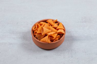 Seramik kasede lezzetli çıtır krakerler. Yüksek kalite fotoğraf