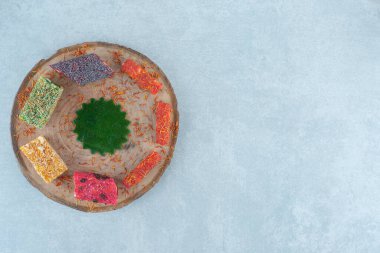  Tahtada, mermer arka planda Türk lezzeti çeşitleri var. Yüksek kalite fotoğraf