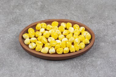 Mermer yüzeyde sarı şeker tabağı. Yüksek kalite fotoğraf