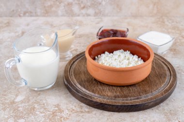 Sütlü bir kase süzme peynir ve bir şişe yağ. Yüksek kalite fotoğraf