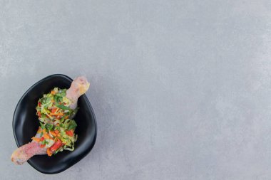 Mavi arka planda baharatlı çiğ tavuk budu. Yüksek kalite fotoğraf