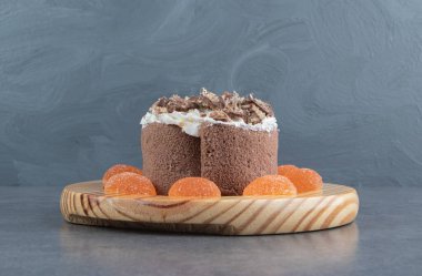 Koyu arkaplanda jöleli çikolatalı pasta