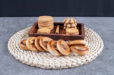 Mermer zemin üzerinde çeşitli bisküviler. Yüksek kalite fotoğraf