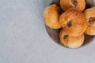 Tahta kasede ceviz taneleri olan tatlı bisküviler. Yüksek kalite fotoğraf