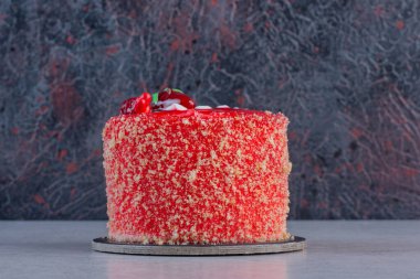 Çilekli pasta mermer yüzeyde reçelle süslenmiş. Yüksek kalite fotoğraf