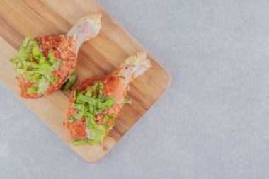 Kesme tahtasında dilimlenmiş havuç ve tavuk budu, beyaz arka planda. Yüksek kalite fotoğraf