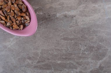 Mermer arka planda, kâsede nefis bir tohum var. Yüksek kalite fotoğraf