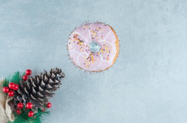 Mermer arka planda noel süsünün yanında tek donut. Yüksek kalite fotoğraf