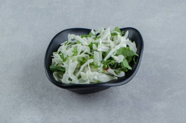 Dilimlenmiş yeşillikler ve lahana kasede, mermer arka planda. Yüksek kalite fotoğraf