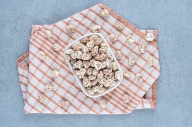 Havlunun üzerindeki kasede, mermer zeminde tarçın şekerlemesi var. Yüksek kalite fotoğraf