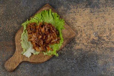 Tahtada marullu kızarmış soğan. Yüksek kalite fotoğraf