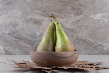 Küçük bir kâse armut yaprakları mermer arka planda. Yüksek kalite fotoğraf