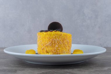 Limon aromalı kaplama mermer arka planda küçük bir pasta tabağında. Yüksek kalite fotoğraf