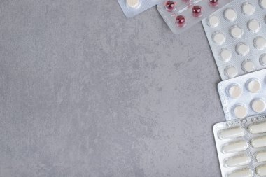 Gri arka planda beyaz haplı kabarcıklar var. Yüksek kalite fotoğraf