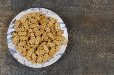 Renkli tabakta tuzlu krakerler. Yüksek kalite fotoğraf