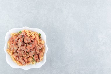 Beyaz bir tabak otlu sarmal makarna. Yüksek kalite fotoğraf