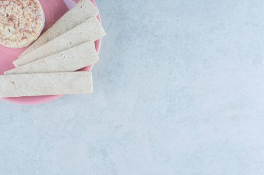 Kabarık pirinç kekleri ve tatlı kraker tabakta, mermer arka planda. Yüksek kalite fotoğraf