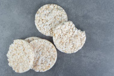 Mermer arka planda pirinç keki. Yüksek kalite fotoğraf