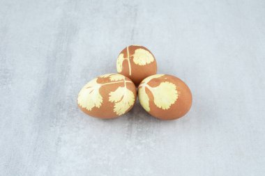 Mavi yüzeyde üç yumurta çiçeği dekoru. Yüksek kalite fotoğraf