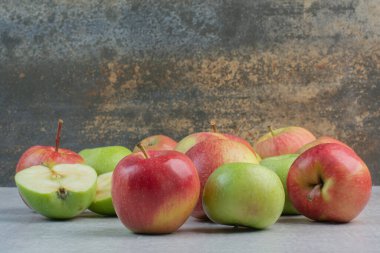 Taş masada bir sürü kırmızı ve yeşil elma. Yüksek kalite fotoğraf