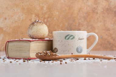 Bir fincan sıcak kahve, kaşıklı ve beyaz arka planda şekerli. Yüksek kalite fotoğraf